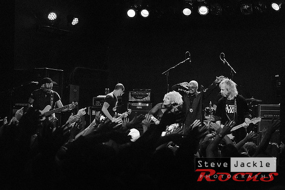 Jamming in a sea of hands!