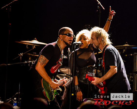 John Hayes,Baby Jean, and Mo harmonizing.