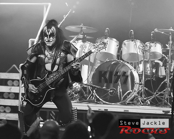 Strutter KISS tribute band at Lincoln Theatre.