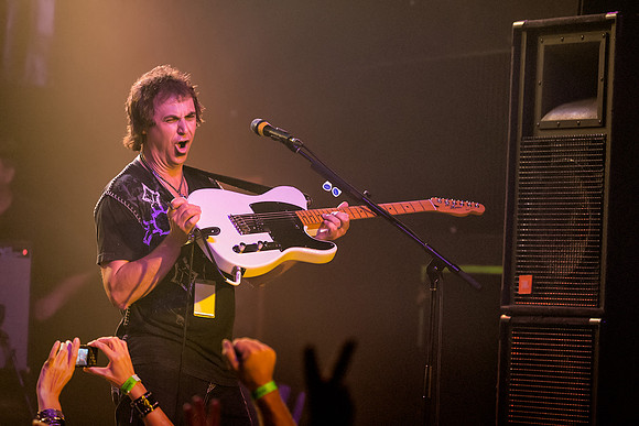 Jesse Bolt guitarist bend and shake!